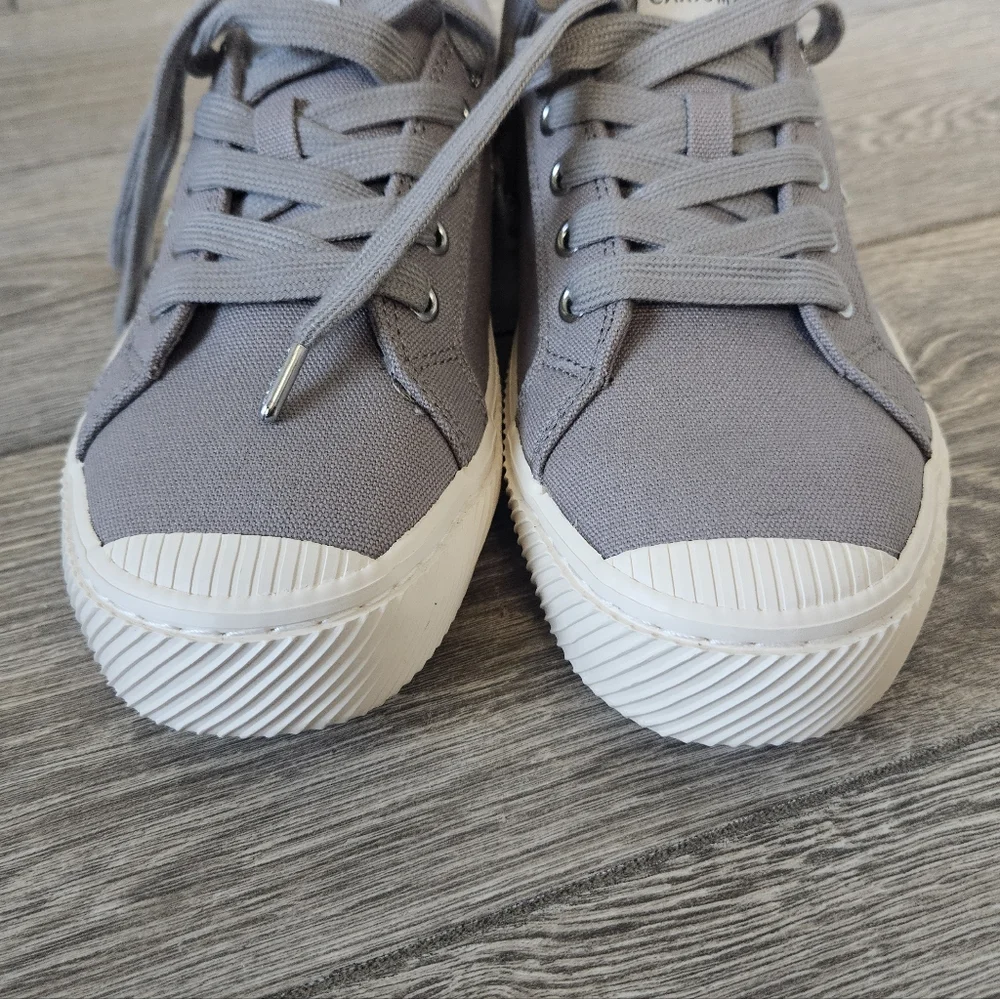 Cariuma OCA Low Canvas Sneaker in Mystic Grey